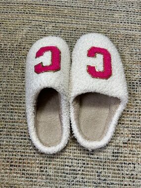 Cozy White Women's Bouclé Slippers with Pink Accent